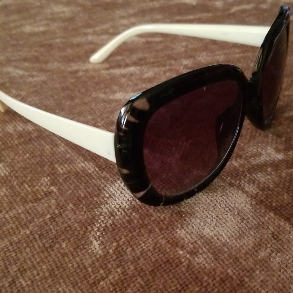 Sunglasses - 3 pair - Picture 4 of 6